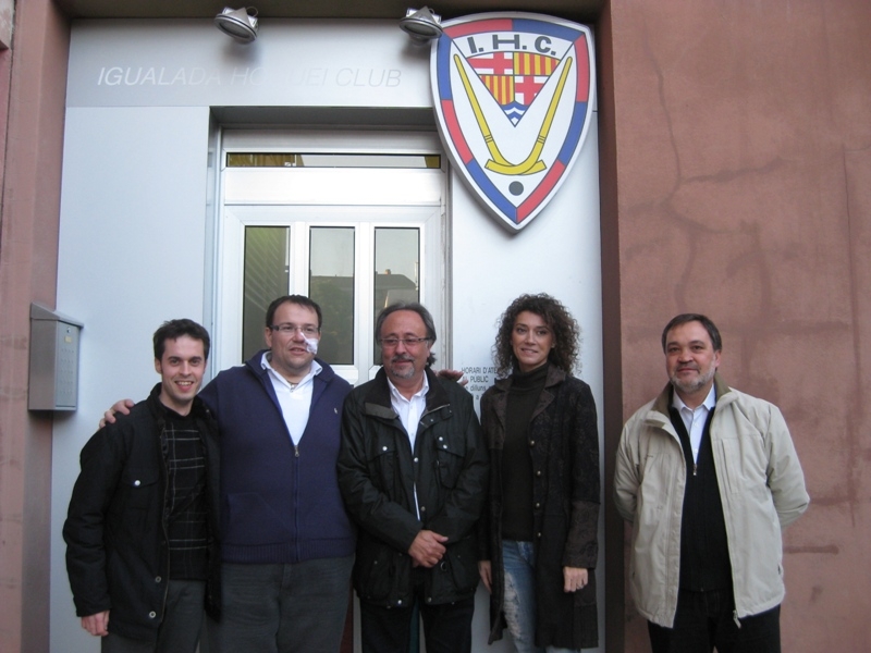 Alguns dels membres de la nova junta amb l'expresident, Josep Maria Oller