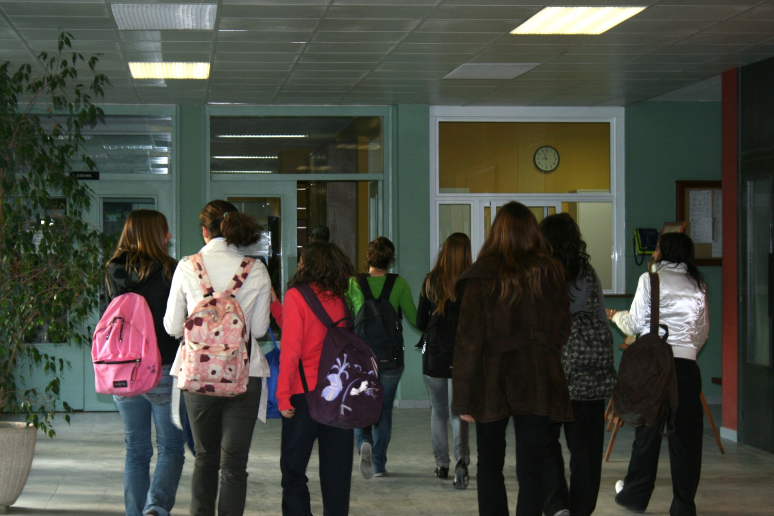 Estudiants entrant a l'institut Pere Vives Vich