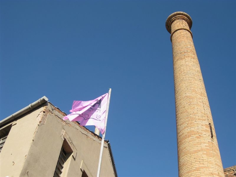La bandera simbolitza 'l'ocupació' del barri