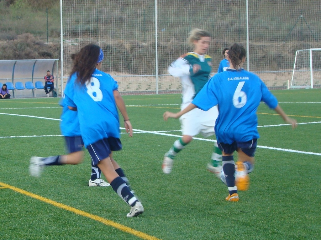 La Carola i l'Èlia començant una jugada d'atac