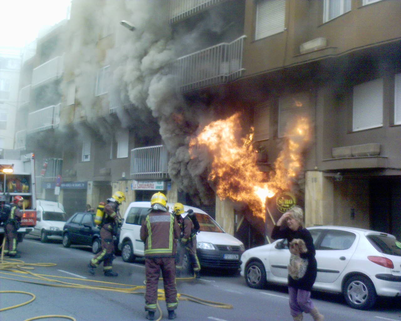 Les flames s'han escampat ràpidament per tot el local - foto: Enric Comallonga