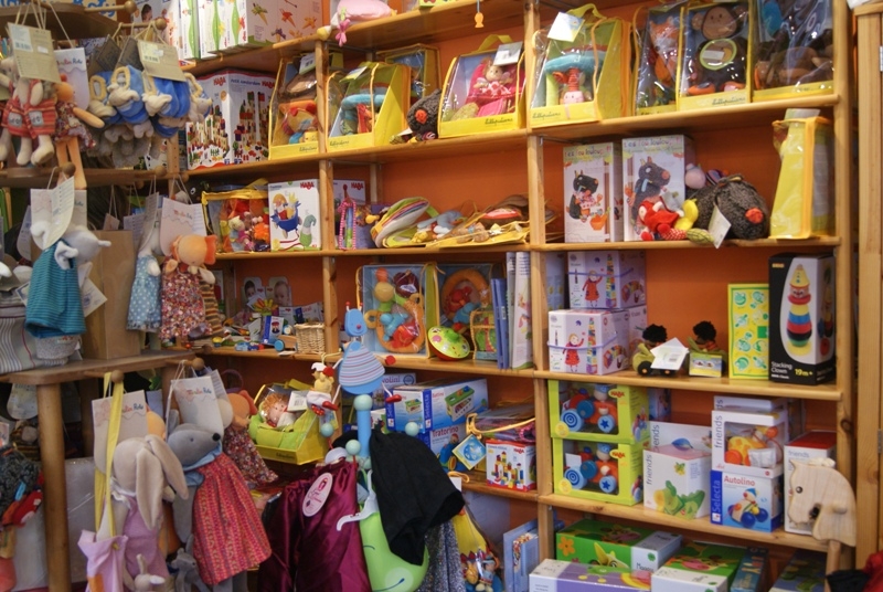 A la Cucafera s'hi pot trobar des de titelles a jocs de taula, puzzles, disfresses...