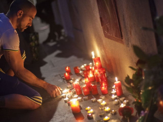 Mostres de condol al lloc on va morir Juan Andrés Benítez.