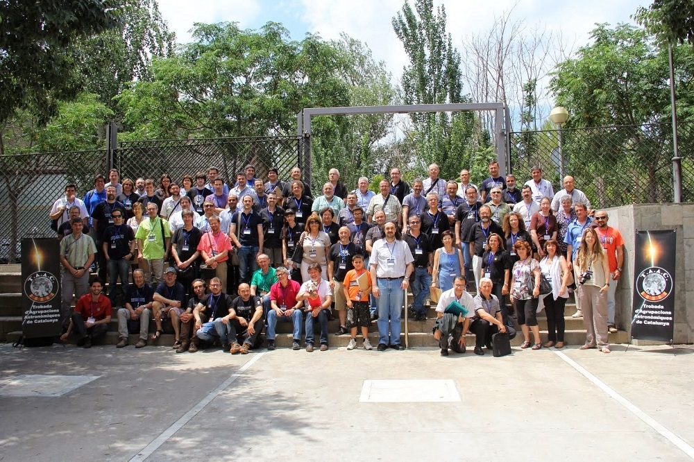 Foto de família dels participants a la primera trobada astronòmica catalana, a l'entrada del Museu de la Pell