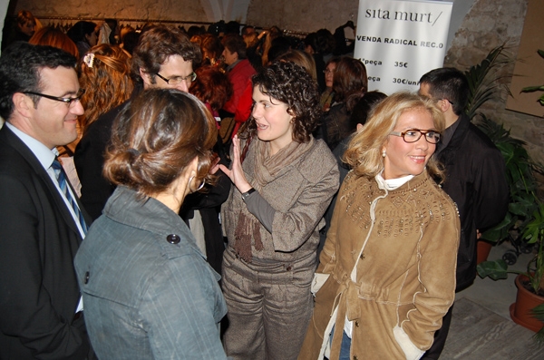 Gemma Puig, directora general de Comerç, acompanyada entre d'altres per la dissenyadora Sita Murt (dreta)