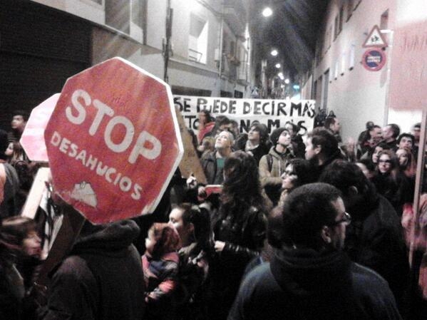 Un moment de la manifestació amb membres de la PAH. Foto: @ladyvampireuy