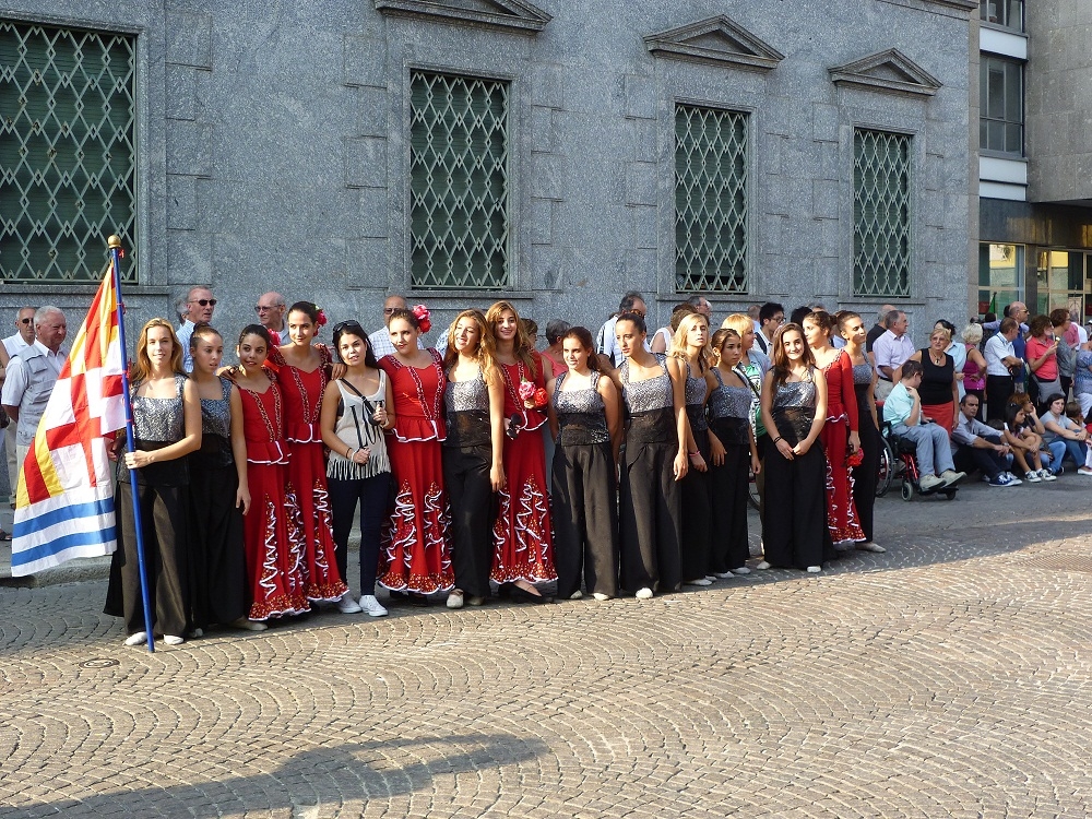 Les noies de l’ Aula – Escola de Dansa, moments abans de la desfilada pel centre de la ciutat de Lecco