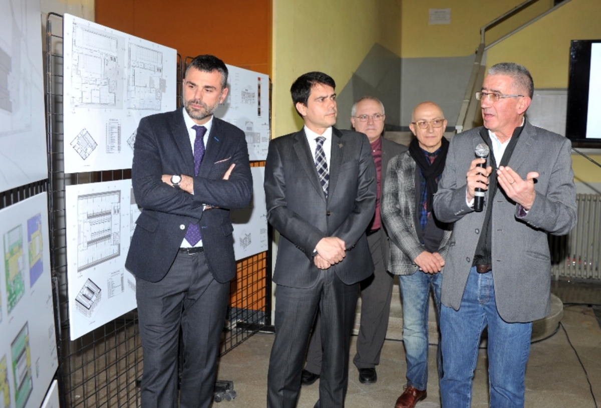 Carles Crespo, explicant el projecte davant la mirada de Castells i Vila