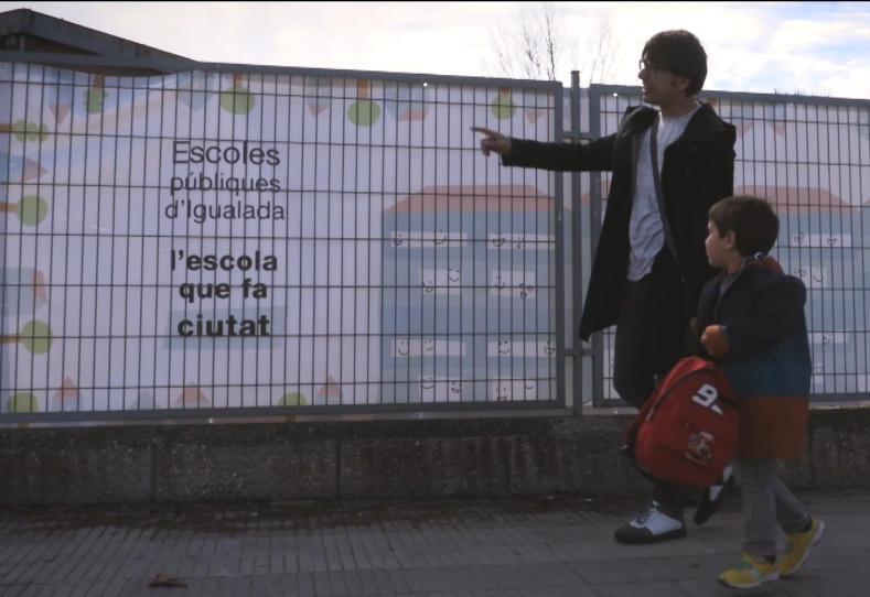 Un pare, amb un menut a les portes del Gabriel Castellà, al vídeo