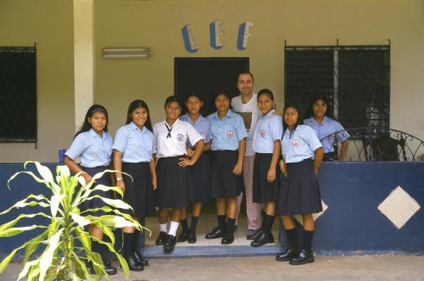 CEF Mujer de Panamà, amb el primer grup de noies becades l'any 2003