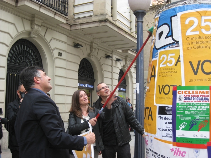 Joan Puigcercós, Marina Llansana i Joan Torras, penjant cartells a favor del sí