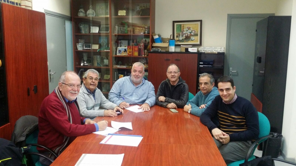 La firma, amb l'alcalde Xavier Boquete tercer a l'esquerra, junt als representants de l'Alzinar