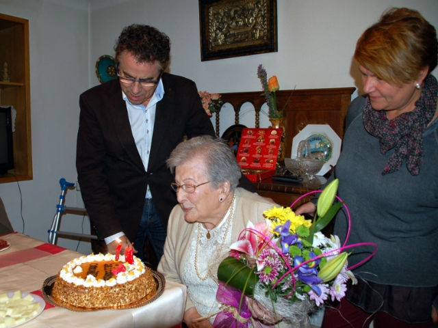 Conxita Casellas, acompanyada de Joan Vich i Pepita Còdol