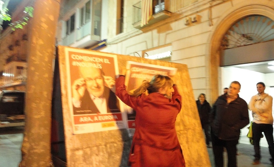 La diputada Alba Vergés enganxa el primer cartell