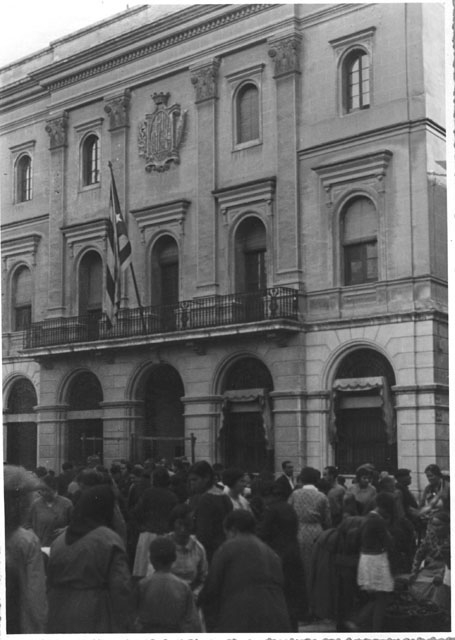 La bandera estelada al balcó de l'Ajuntament, 7 d'octubre de 1934 - Procopi LLucià.