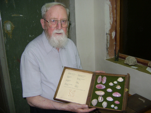 Pare Lluís de Reus, mostrant alguns dels 18.000 cargols que col·lecciona