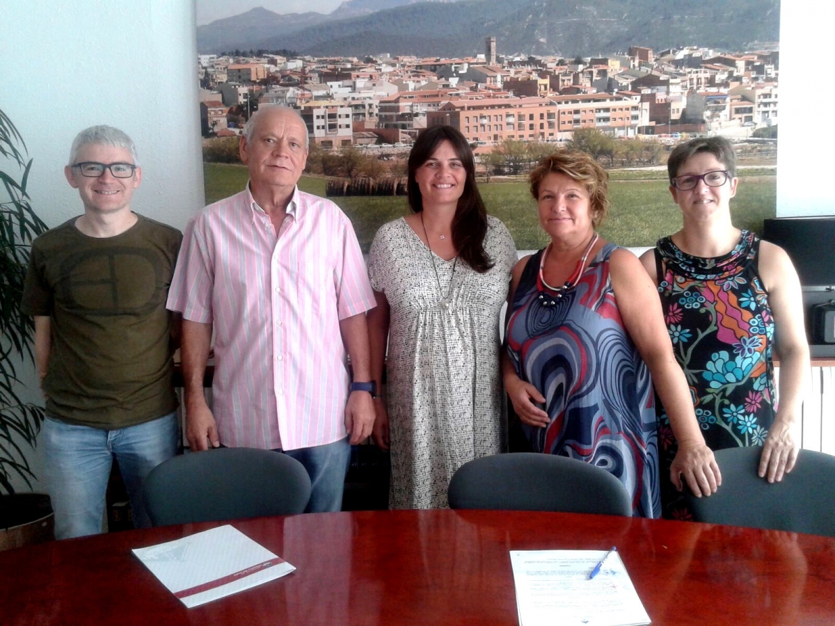 Les representants del consistori vilanoví, amb membres de la Creu Roja