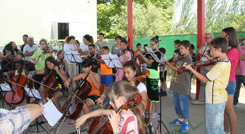 La presentació ha anat acompanya pel grup de violins i violoncels de l'escola