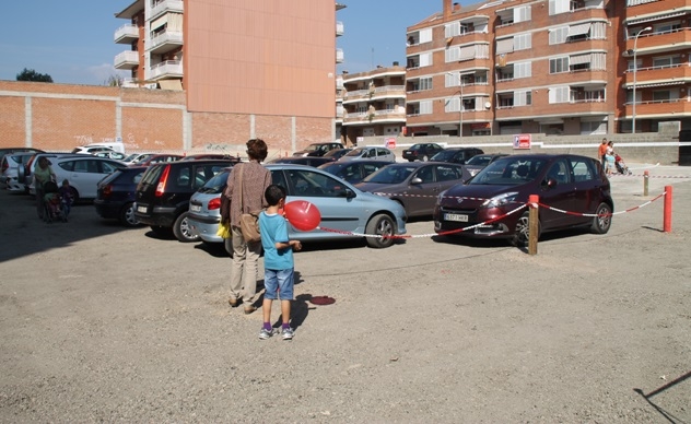 L'aparcament té 2.1000 metres quadrats de superfície i 116 places d'aparcament