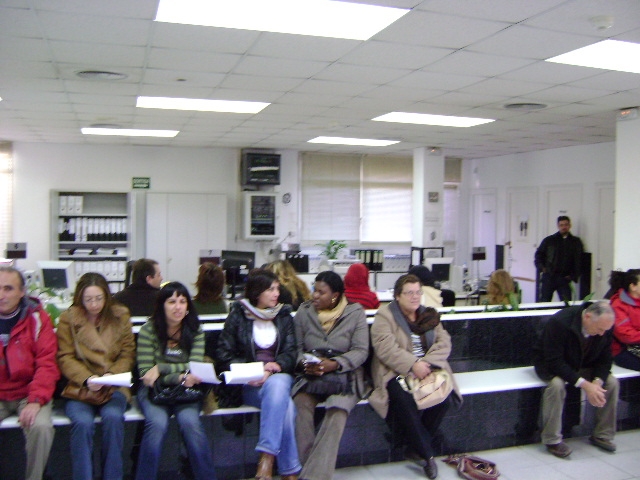 Persones esperant a l'oficina