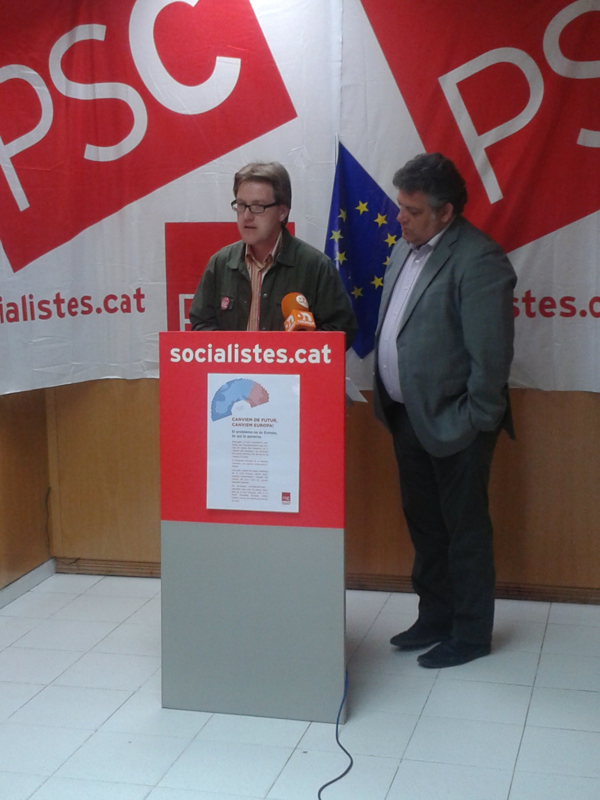 El responsable de la campanya, Carles Cuerva, i el primer secretari Teo Romero presenten els actes del PSC a l'Anoia