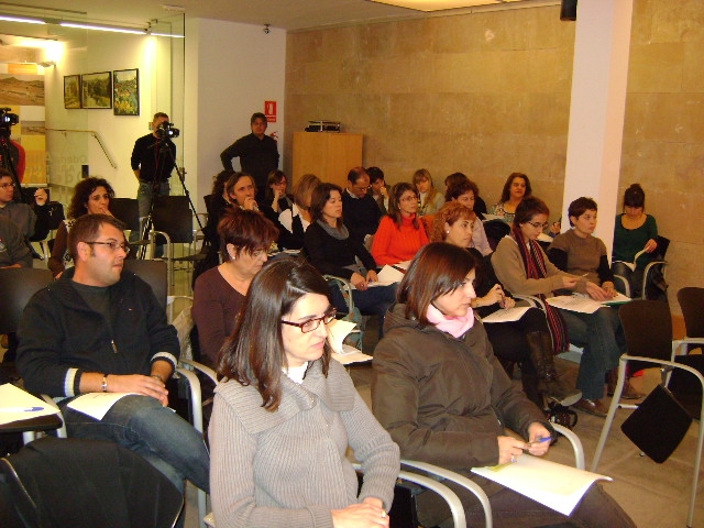 Pares, mares i educadors presents a la presentació del Programa d'Acompanyament