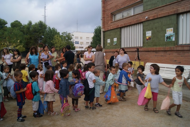 Alumnes de parvulari, entrant al CEIP Ramon Castelltort