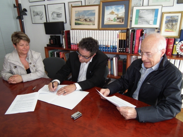 Signatura d'un conveni entre l'ADF de Can Titó i l'Ajuntament de Vilanova