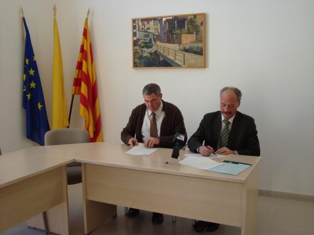 Signatura del conveni entre l'alcalde de Castellolí i el d'Igualada