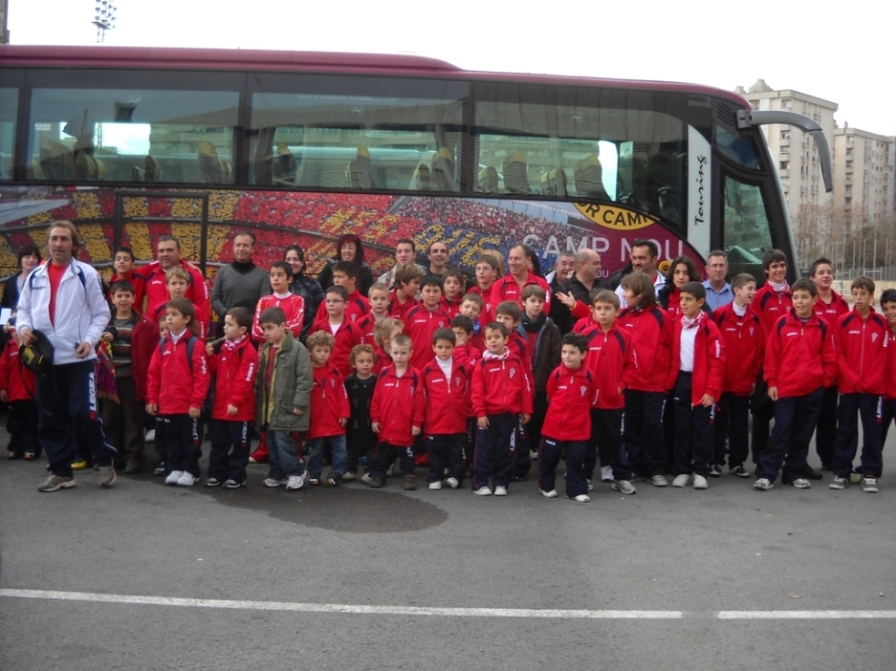 L'escola de futbol del CF Vilanova visita el Camp Nou