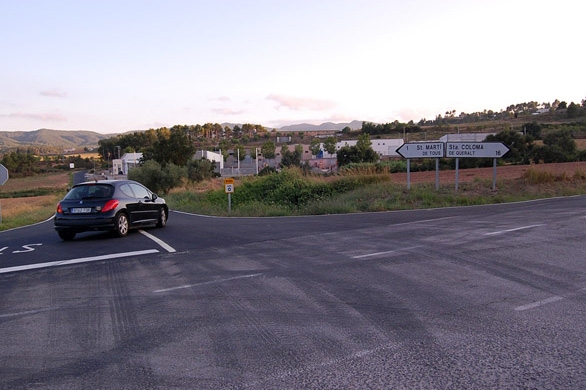 Imatge de l'entrada a Tous, per aquesta carretera