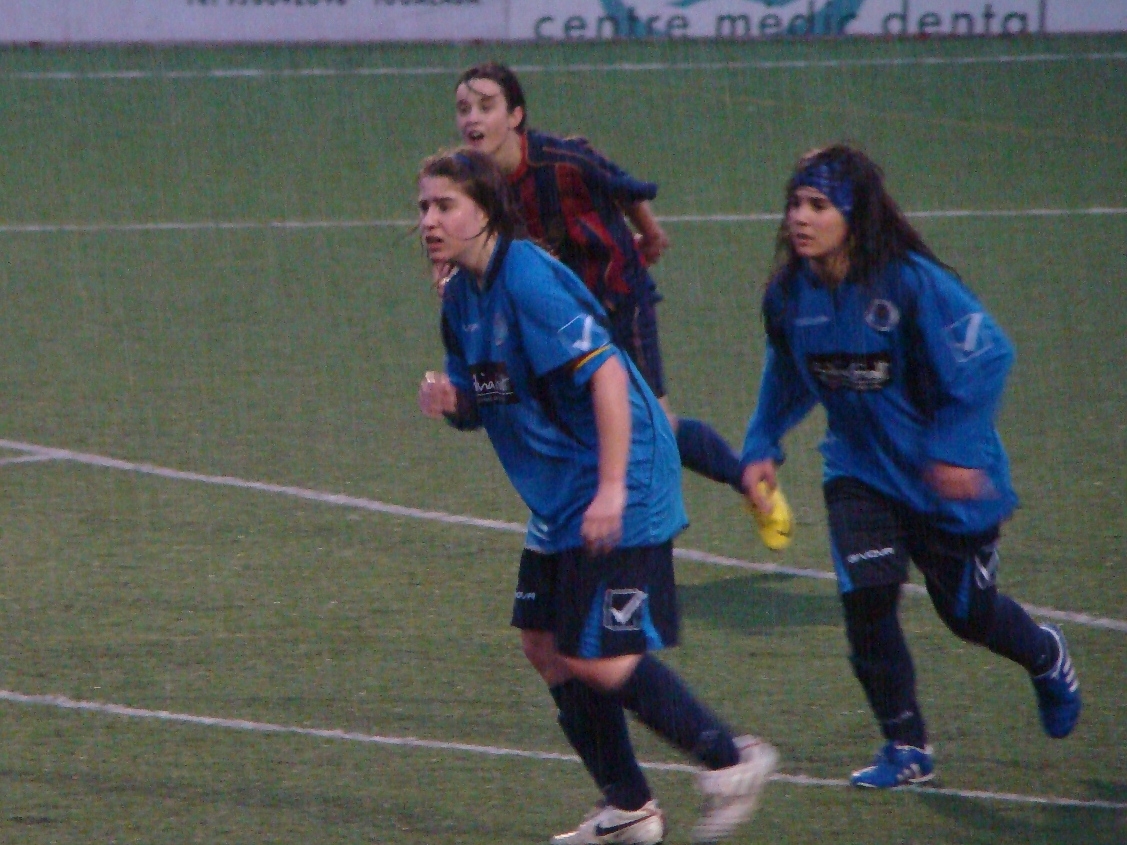 A la Foto, l'Elena i la Yaiza, autores del tercer i quart gol, sota una intensa pluja
