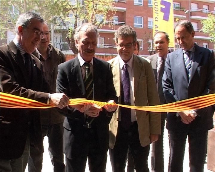 L'alcalde Jordi Aymamí inaugurant la Fira Maqpaper