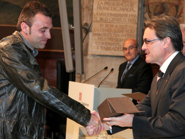 Roger Huguet recull el premi de mans d'artur Mas. Foto: Rubén Moreno