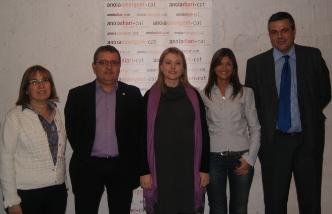 Els candidats, a la redacció d'anoiadiari. D'esquerra a dreta: Francina Gabarró, Jordi Calpe, Maria Senserrich, Anna M. Garcia i Pere Calbó