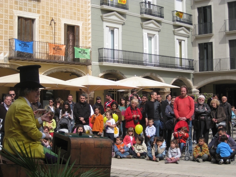 Públic familiar a la plaça de l'Ajuntament, dissabte