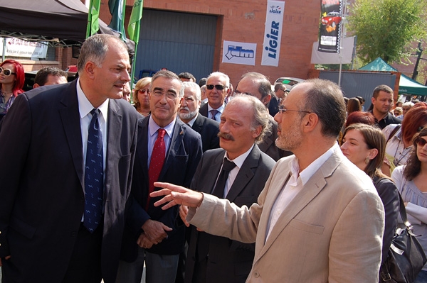 Joan Ridao, saludant Pere Carles i Jordi Aymamí