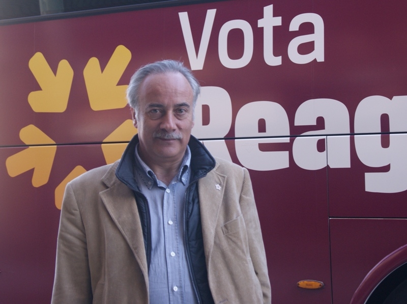 Joan Carretero, amb l'autocar de Reagrupament