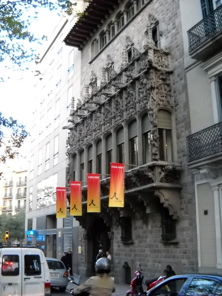 Façana exterior de la Casa Àsia, a la Diagonal de Barcelona