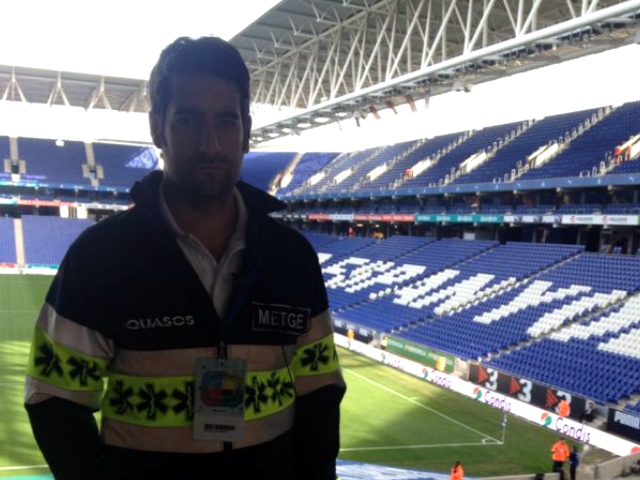 El doctor Marc Bausili, a l'estadi de Cornellà-El Prat