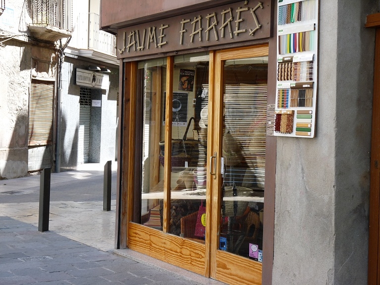 La cistelleria és a la plaça de la Creu