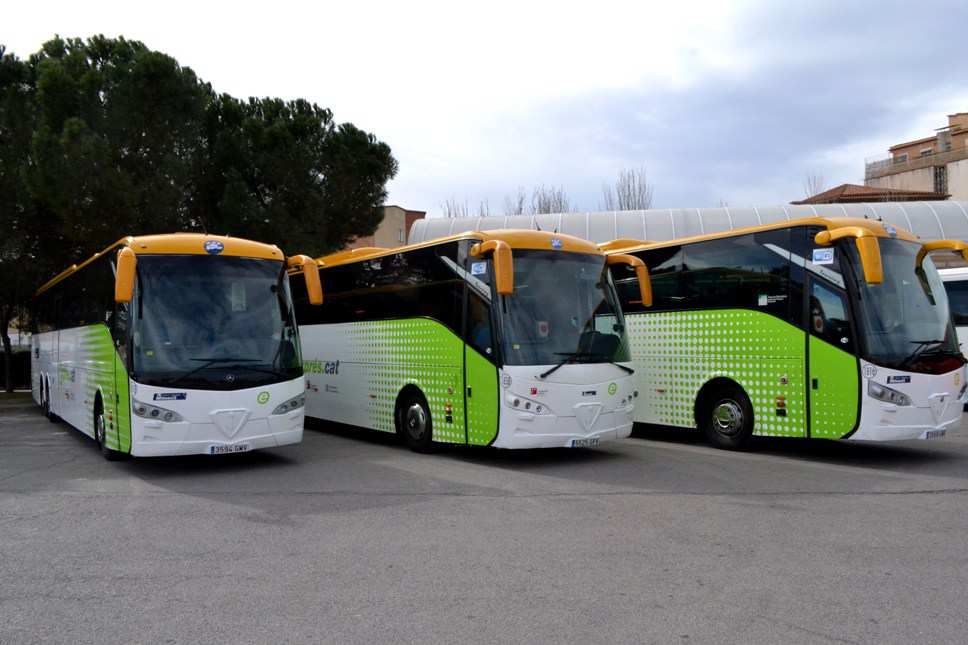 Tres aparells de la companyia, a l'estació d'autobusos igualadina