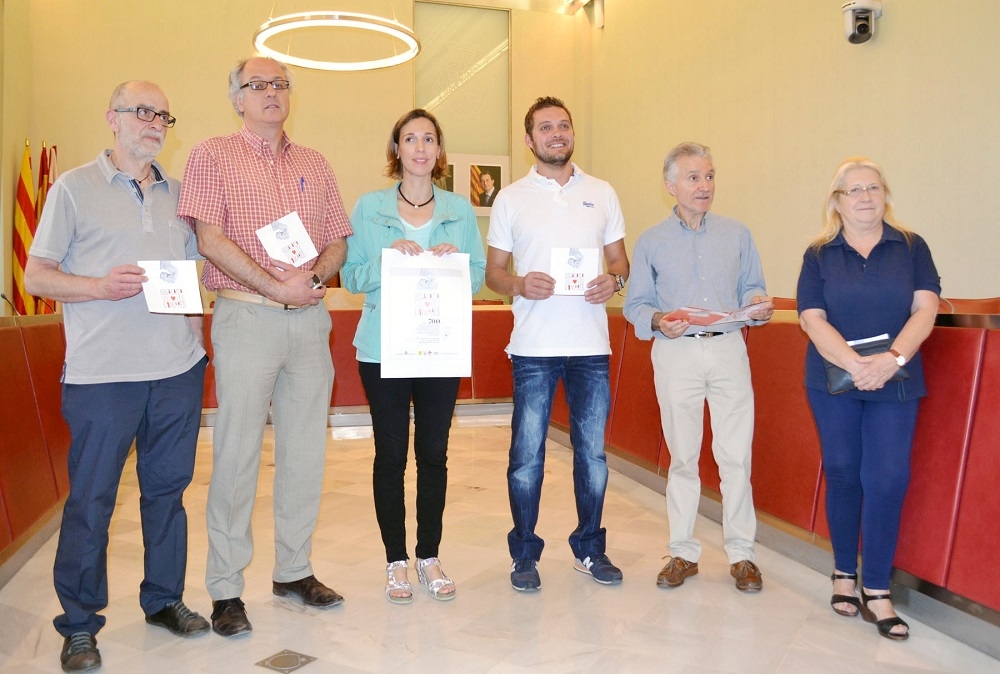 Els representants de les diferents associacions de comerciants d'Igualada i la regidora de Dinamització Econòmica presenten el cartell de la campanya