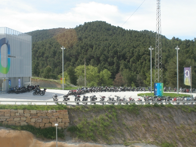 Concentració de motos a l'entrada del Campus Motor