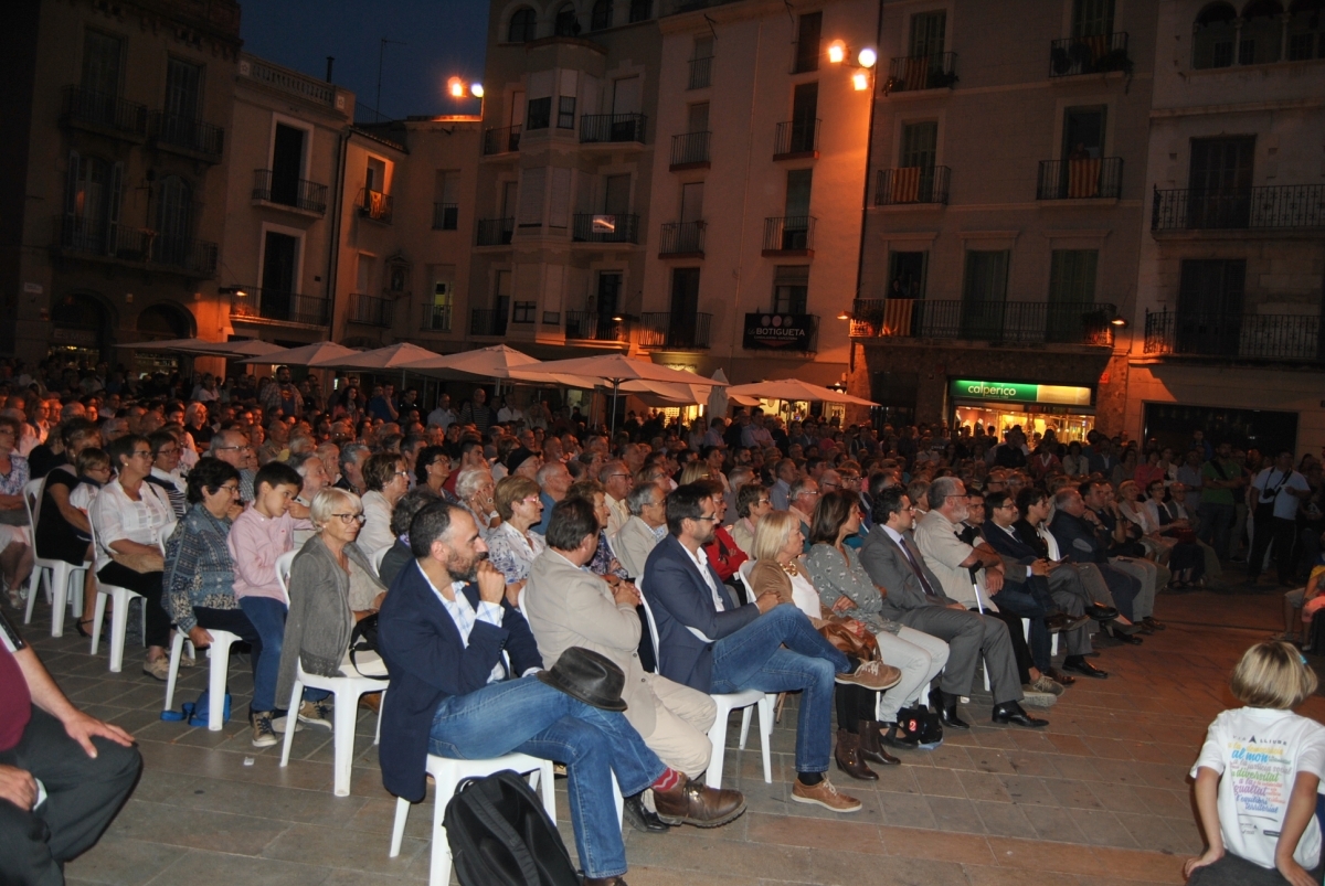 Les primeres files, amb alcaldes i regidors de la comarca