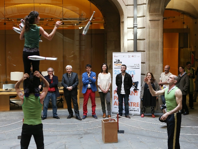 Actuació de la Cia. Ambizurdos, durant la presentació de La Mostra a Barcelona. Foto: Marc Vila