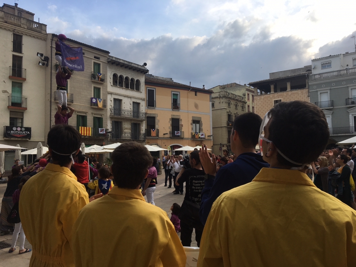 Els Moixiganguers d'Igualada aixequen un pilar davant de Joan Mangues