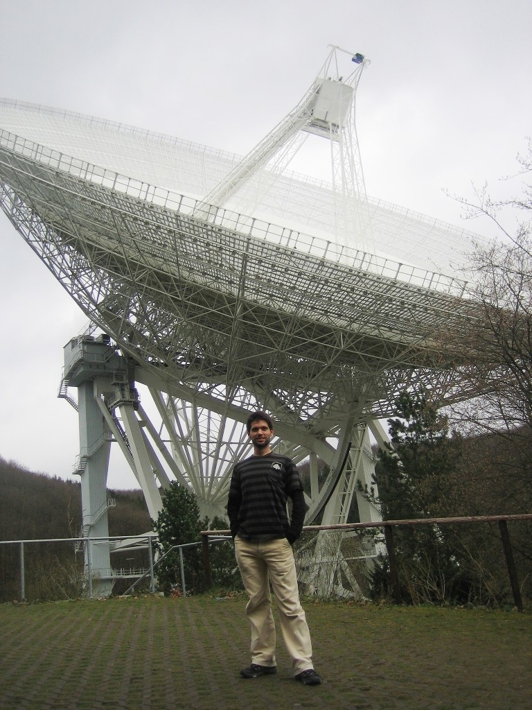 Álvaro Sánchez en un radiotelescopi