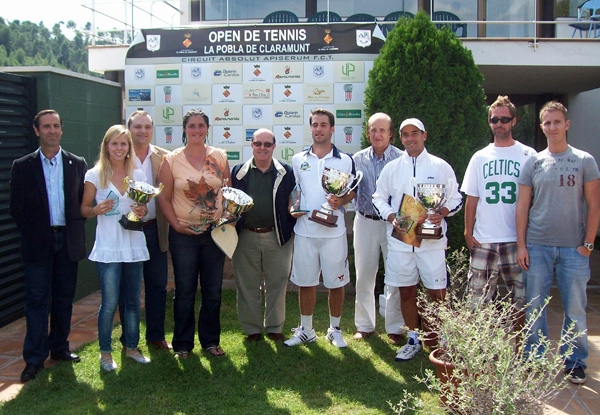 Els finalistes de l'open, acompanyats dels organitzadors i autoritats