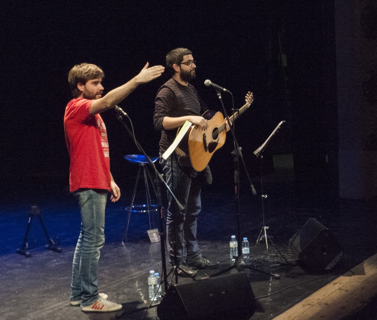 Dos homes, una guitarra i moltes rialles en la darrera sessi&oacute; de l'AUGA